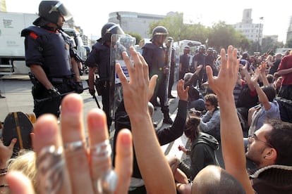 Protestes dels indignats davant dels Mossos.