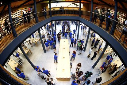 El interior de la tienda de Apple en Puerta del Sol.