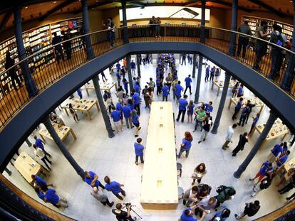 El interior de la tienda de Apple en Puerta del Sol.