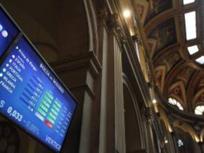 En la imagen de ayer, pantalla de la Bolsa de Madrid con la evolución de la prima riesgo.