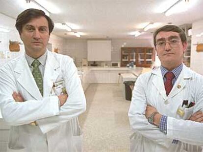 Los forenses Andrés Bedate (izquierda) y José Luis Prieto.