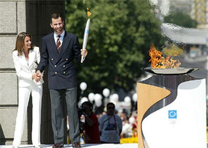 11.15. El Príncipe de Asturias, junto a doña Letizia, momentos después de prender el pebetero con la llama olímpica.