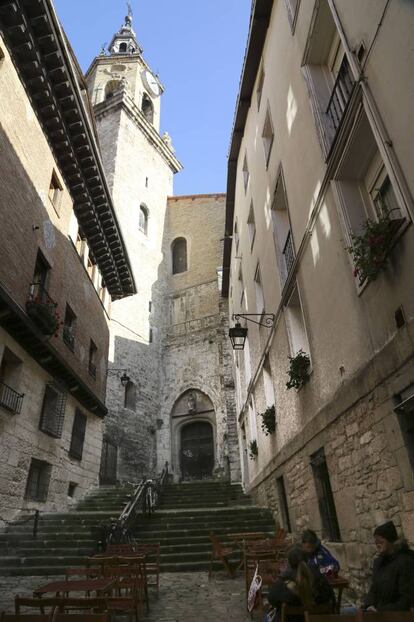 Vitoria-Gasteiz tuvo un alcalde abstemio y andarín entre 1979 y 1999 que modernizó la ciudad a la medida de los peatones que no salían mucho. Eso convirtió a la capital del País Vasco en un lugar ideal para ser un matrimonio joven con hijos o un jubilado con buena salud. La misma ciudad a la que llegaban cada fin de semana centenares de jóvenes atraídos por su vida nocturna se aburguesó, la noche languideció. Esa normativa se ha ido aflojando en los últimos años. Hoy florecen las terrazas, una idea exótica en un lugar apodado Siberia Gasteiz, y el fin de la actividad armada de ETA ha acabado con la idea, en realidad un prejuicio, de que en determinadas partes de la parte vieja era mejor no entrar. La Calle Zapatería, la mítica y rebelde Zapa, se ha renovado. Un ejemplo es Cómeme, antes un bar de última hora para los más malos, hoy un bar restaurante para todos los públicos. Las calles adyacentes, Herrería y Correría, se empiezan a llenar de pequeños comercios y nuevos bares que han movido el eje del centro de la ciudad hacia este área. Texto: Iñigo López Palacios