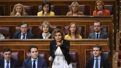 La portavoz del PP en el Congreso, Dolors Montserrat, durante su intervención en el pleno del Congreso de los Diputados.