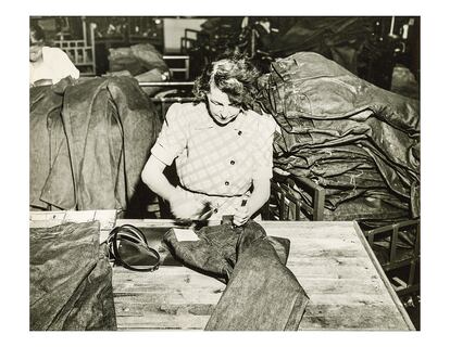 Una costurera durante la II Guerra Mundial.