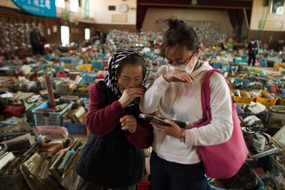 Dos mujeres lloran tras encontrar un objeto de su pertenencia entre los recuperados tras el terremoto y el tsunami del 11 de marzo.