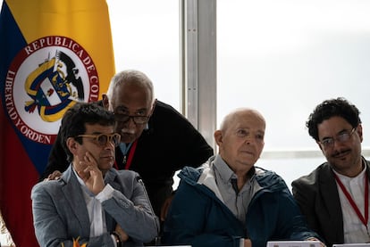ELN Colombia: Danilo Rueda escucha al representante de Venezuela, Carlos Martínez, junto a Otty Patiño e Iván Cepeda