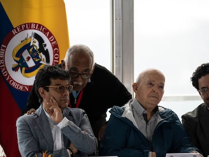 Danilo Rueda escucha al representante de Venezuela, Carlos Martínez, junto a Otty Patiño e Iván Cepeda, durante una conferencia de prensa.