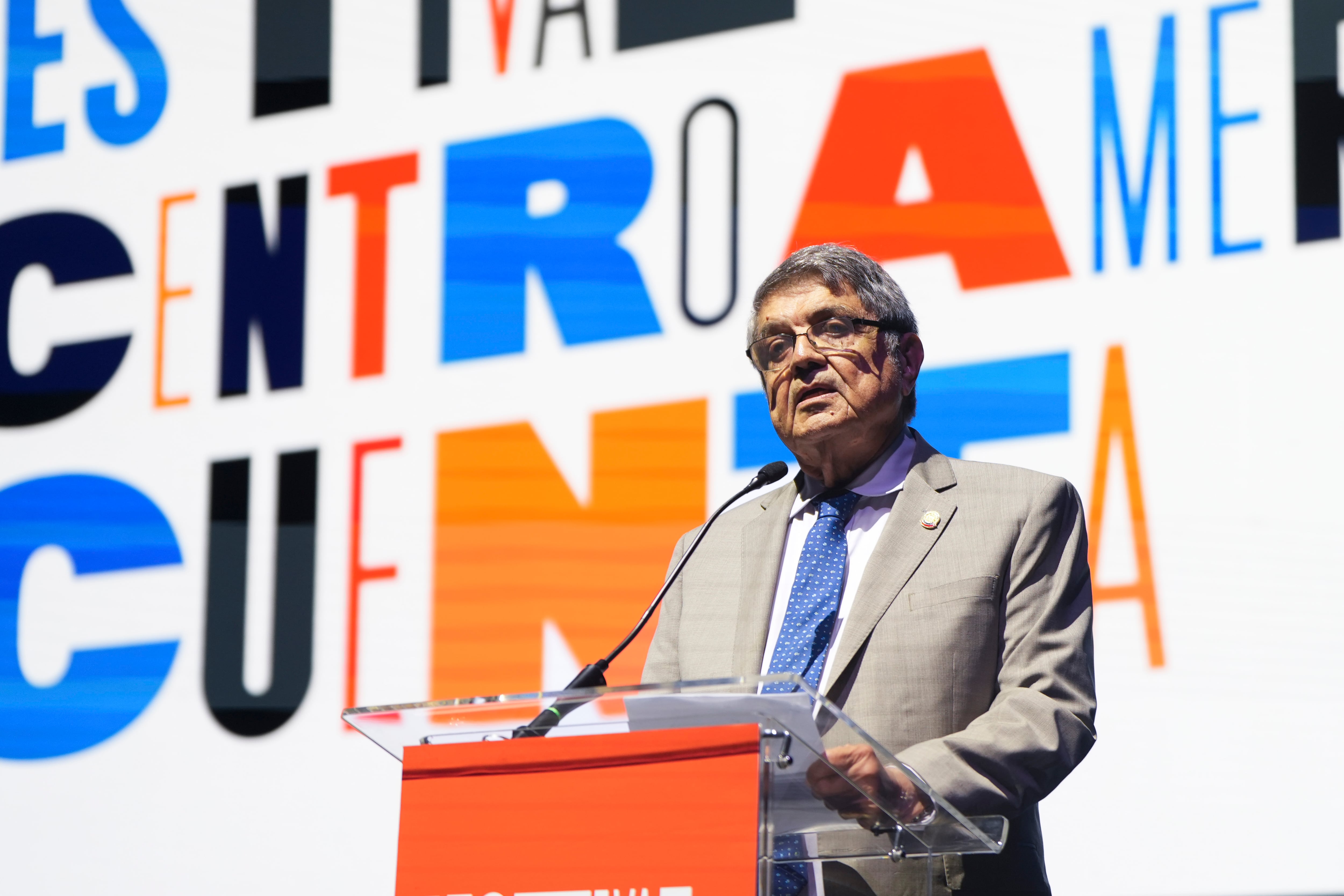 The writer Sergio Ramírez speaks a few words at the opening of the Centroamérica Cuenta Festival, in Panama, on May 19.