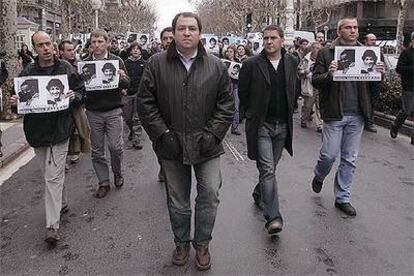 Pernando Barrena (en el centro), Arnaldo Otegi (a su izquierda) y Joseba Permach (primero por la derecha), en una manifestación de Batasuna.