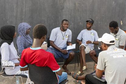 Charla en la formación de jóvenes reporteros senegaleses.