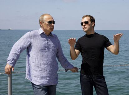 Putin (izquierda), en la residencia de verano del presidente ruso, Medvédev.