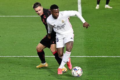 Vinicius protege el balón ante Gorosabel en el Di Stéfano.