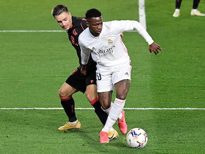 Vinicius protege el balón ante Gorosabel en el Di Stéfano.