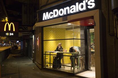 Algunos de los que duermen en los McDonald´s llevan su reloj despertador.