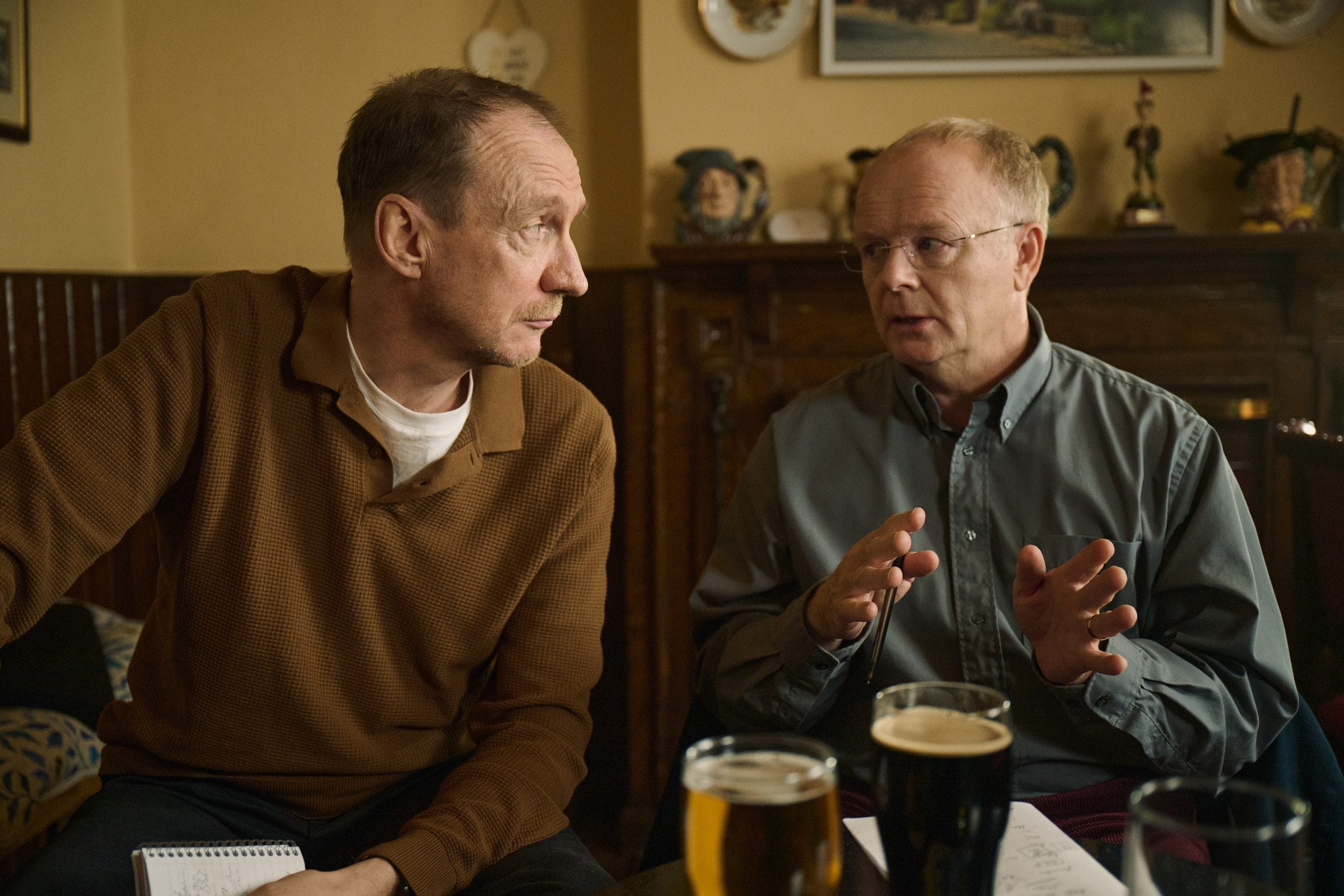 David Thewlis y Jason Watkins, protagonistas de 'Negocios turbios'.
