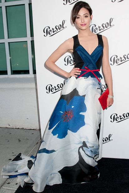 Emmy Rossum suspende con este diseño estampado de Carolina Herrera.