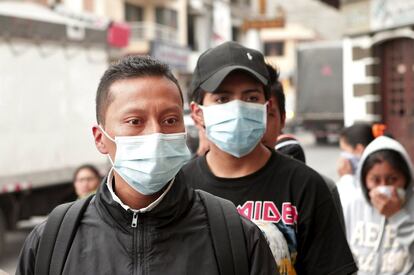 Habitantes de Machachi, Equador, usam máscaras para se proteger da cinza do vulcão.