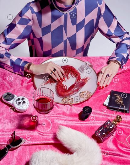 <b><p>Pensados para brillar</b></p>
1. Vestido de seda con estampado damero de Hugo Boss (379 euros). 2. Collar gargantilla de Durán (43.500 euros). 3. Terciopelo rosa jaya de Manuel Cánovas (a la venta en Gastón y Daniela; atrezo). 4. Pulsera de oro rosa de Suárez (2.000 euros). 5. Anillo baguette en oro con topacios (3.350 euros) y anillo en oro con turmalina verde y amatista (13.200 euros), ambos de la colección Studio de Paloma Picasso para Tiffany & Co. 6. Plato con el filo dorado de Salvador Bachiller (10 euros). 7. Brazalete ancho Shine abierto de Durán (18.990 euros). 8. Pulsera de oro rosa de Suárez (2.000 euros). 9. Sortija en oro rosa y amatistas de Durán (1.290 euros) y sortija en oro rosa con tsavoritas y rubí talla oval de Jacinto Roca (10.300 euros). 10. My C.L.E de Carita. Cosmética instrumental para el rostro inspirada en la aparatología profesional de microcorrientes y led (390 euros). 11. Copa de cristal de Zara Home (atrezo). 12. Pendientes de metal, cristal y resina de Chanel (1.090 euros). 13. Reloj de fitness inteligente en color negro de Suunto (229 euros). 14. Cartera en piel de becerro negra de Dior Homme (330 euros). 15. Cadena dorada con gamba de Helena Nicolau (220 euros). 16. Gafas de sol con montura marrón de Tom Ford (320 euros). 17. Eau du Soir, edición limitada, de Sisley. Inspirada en un tapiz de terciopelo de seda (235 euros). 18. Estola de piel blanca de Silvina Marotti (2.190 euros).
