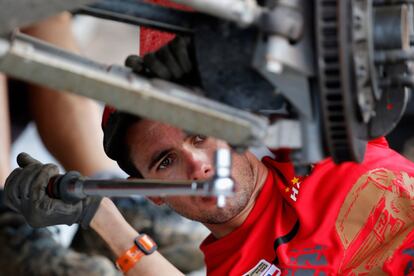 Un mecánico trabajando en el coche de Christian Lavieille y Jean-Pierre Garcin de Francia para el Rally Team Haval durante el día 4 del Dakar. 