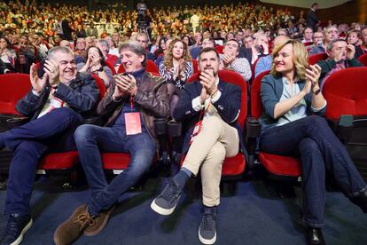 El secretario general electo del PSCYL, Carlos Martnez (2i), su antecesor en el cargo, Luis Tudanca (2d), el secretario de Organizacin del PSOE, Santos Cerdn (i), y la ministra de Educacin, Pilar Alegra (d), este sbado en Palencia.