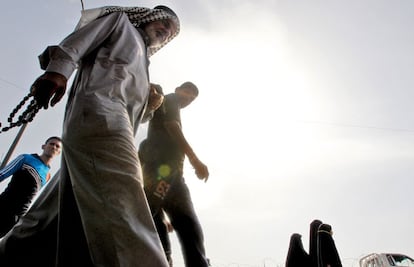 Peregrinos musulmanes chiítas caminan por las afueras de la capital iraquí de Bagdad hacia la ciudad iraquí de Karbala, antes del festival religioso de Arbaeen.