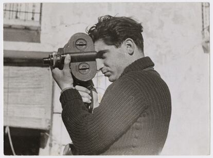 Robert Capa, el gran fotógrafo de guerra del siglo XX y fundador de la agencia de fotografía Magnum estuvo exiliado por partida doble: primero huyó de Hungría, su tierra natal, y luego de Alemania, cuando Hitler llegó al poder. En la imagen, en Segovia durante la Guerra Civil española.