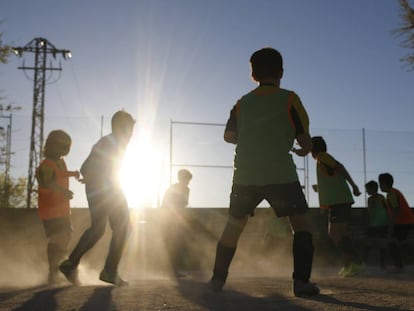 Niños entrenando en el campo de fútbol de Orcasitas.