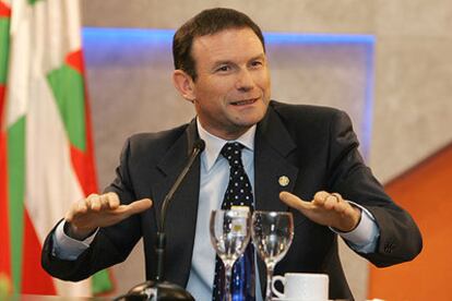 El <i>lehendakari,</i> Juan José Ibarretxe, durante su comparecencia en Vitoria.