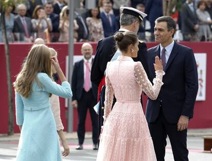 La familia real, con el presidente del Gobierno en funciones, Pedro Sánchez, a su llegada este sábado al desfile del Día del la Fiesta Nacional en Madrid.