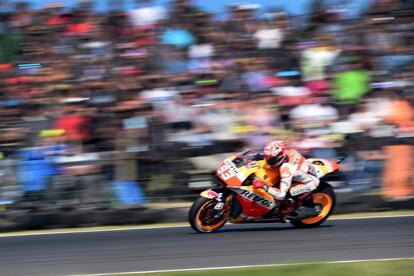 El explosivo Marc Márquez, siempre insatisfecho si no corona una carrera con la victoria se sacó de la manga un último giro increíble: hizo la vuelta rápida (rapidísima) cuando los neumáticos ya casi no respondían de tan desgastados como estaban.