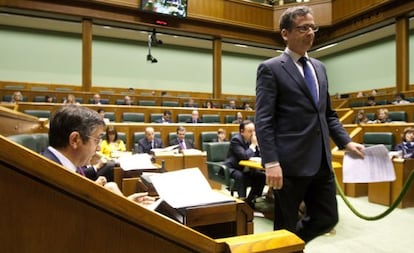 Antonio Basagoiti pasa por delante del ‘lehendakari’, durante el pleno en el Parlamento vasco.