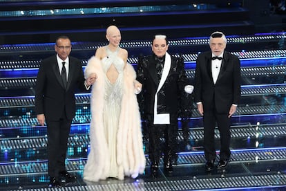 Carlo Conti, Bianca Balti, Cristiano Malgioglio y Nino Frassica durante el Festival de San Remo.