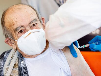 Un anciano recibe la vacuna de Pfizer en la residencia Dominus VI de Alcalá de Henares.