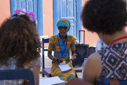 Hawa Aliou N’Diaye, una cineasta maliense, defiende su proyecto 'Koredugaw', frente a un grupo de productores interesados en su documental. Hawa utiliza las pesadillas que sufre a menudo como punto de partida para desarrollar su investigación. Para conseguir escapar de los malos espíritus que la persiguen en sueños, la realizadora se abraza a la cultura Koreduga, conocida por su práctica terapéutica tradicional. Un viaje por las comunidades Koreduga de Mali le sirve como terapia a la autora para encontrar una respuesta a sus pesadillas y superar el miedo. 'Koredugaw' es un documental sobre la búsqueda, el conocimiento, las ciencias ocultas y el mundo de los sueños, que marcan la percepción y la vida de Hawa Aliou N’Diaye.