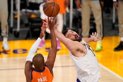 Marc Gasol intenta taponar un lanzamiento de Chris Paul en el partido Lakers-Phoenix.