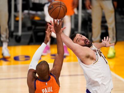 Marc Gasol intenta taponar un lanzamiento de Chris Paul en el partido Lakers-Phoenix.