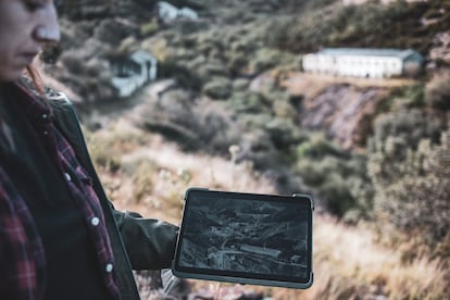 La historiadora Laura Martínez Panizo muestra una foto antigua de Valborraz.