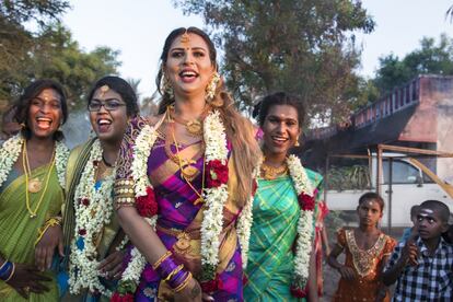 Cada año se concentran hijras de toda la India, incluso de otros países vecinos, durante el festival de Koovagam, que se celebra a principios de mayo, y es un lugar de encuentro cultural y religioso imprescindible para esta comunidad. "Estamos muy contentas de poder estar aquí hoy para casarnos con el dios Aravan", afirma la modelo Namitha Ammu, un referente del colectivo y gurú muy importante de la ciudad de Chennai.