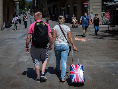 Una pareja de turistas británicos camina por el centro de Barcelona este lunes.