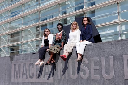 La nueva directora del Museo de Arte Contemporáneo de Barcelona (MACBA), la historiadora del arte Elvira Dyangani Ose (segunda por la izquierda), junto con la alcaldesa Ada Colau (a su izquierda), la vicepresidenta de este órgano y consellera de Cultura, Natàlia Garriga y la presidenta de la Fundación MACBA, Ainoha Grandes.