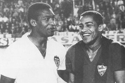 Waldo, del Valencia, y Wanderley, del Levante, en un partido de los años 60.