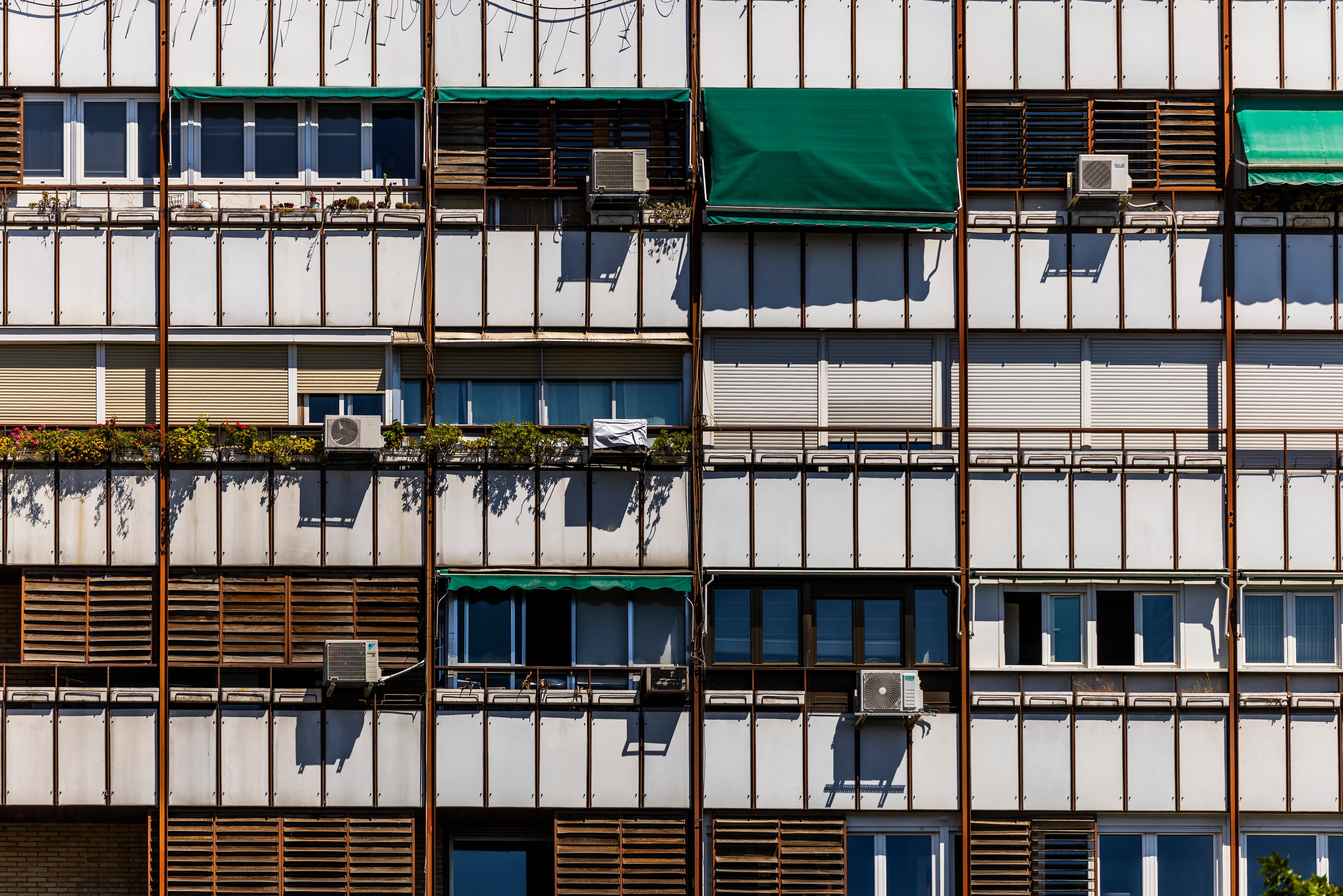 Aires acondicionados en la fachada de un edificio en Madrid.