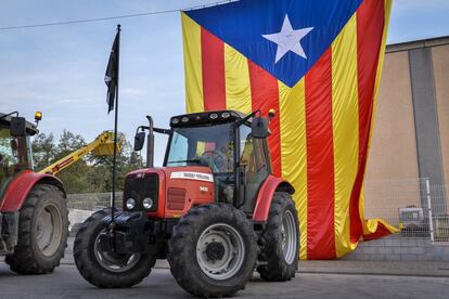 Tractorada en Sant Julià de Ramis, localidad en el que tenía que votar Puigdemont durante el 1-O y donde se han concentrado un buen número de actos durante esta jornada.