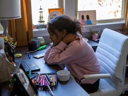 Ceani Williams, estudiante de octavo participa en una clase en línea durante un día de aprendizaje virtual en su habitación en Milton, Georgia, EE UU, durante la pandemia de covid-19.