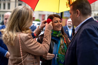 Macarena Olona, candidata a la presidencia de la Junta de Andalucía, durante la celebración del Día de la Cruz en Granada, el 3 de mayo.