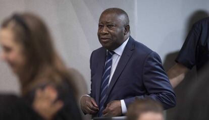 El expresidente de Costa de Marfil Laurent Gbagbo entra este martes en la sala de la Corte Penal Internacional (CPI), en la Haya.