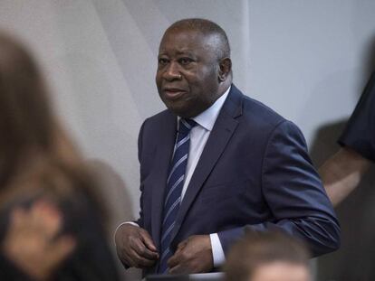 El expresidente de Costa de Marfil Laurent Gbagbo entra este martes en la sala de la Corte Penal Internacional (CPI), en la Haya.