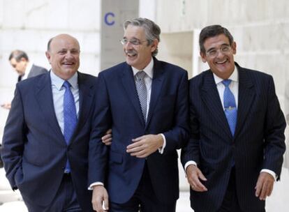 El presidente de la CECA, Juan Ramón Quintás, y el  ex presidente de  Caja Granada, Antonio García Claret, con  el director general de la CECA, José Antonio Olavarrieta.