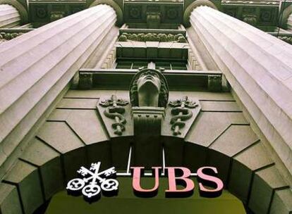 Fachada del banco suizo UBS en su sede central de Zurich.